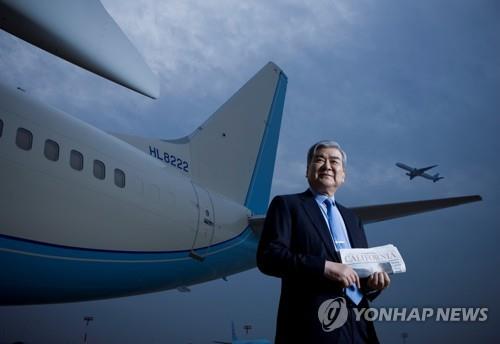 항공기 앞의 조양호 회장