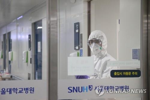 음압병실에서 환자 상태를 체크하고 나오는 의료진