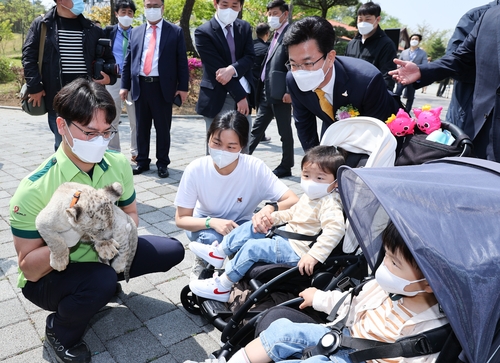 대전 오월드 아기사자 '사이몬' 첫선