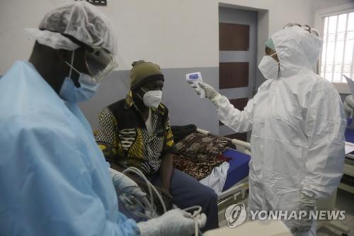 지난 4월 30일 차드의 한 병원에서 한 코로나19 환자의 체온을 재고 있다.