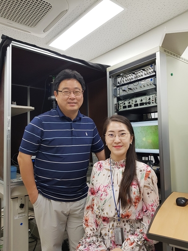 손종우 교수(왼쪽)와 유은선 석박사과정 학생(오른쪽)