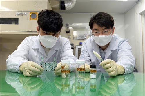 하이브리드 전해질이 적용된 전지의 특성을 실험하는 ETRI 연구팀