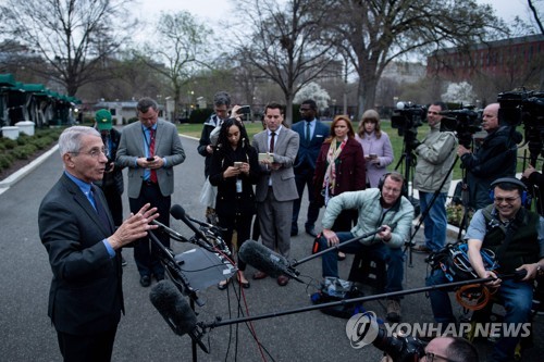 브리핑 하는 앤서니 파우치 NIAID 소장