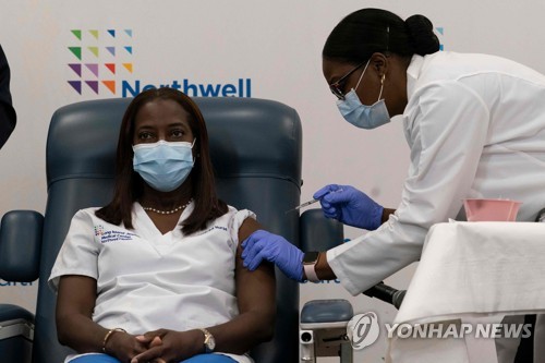 미국에서 첫 백신 접종받는 샌드라 린지 간호사