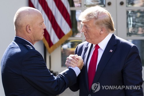 지난해 8월 미 우주사령부 창설 선포식에서 손을 맞잡은 레이먼드 사령관과 도널드 트럼프 대통령