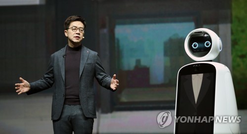 로봇 클로이와 함께 기조연설하는 박일평 사장