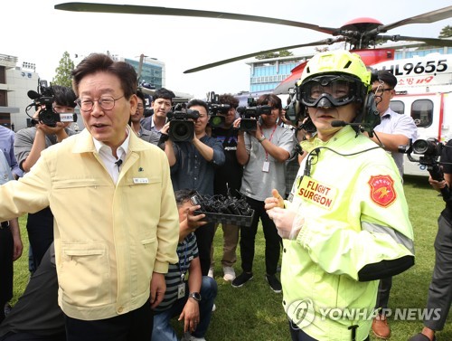 이야기 나누는 이재명 지사와 이국종 센터장