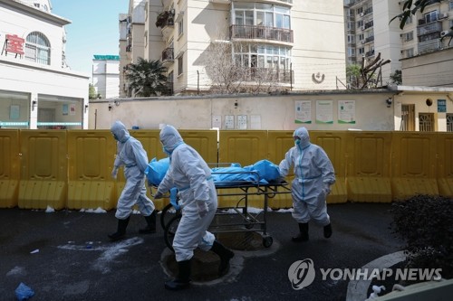 코로나19 사망자 시신 옮기는 우한병원 직원들