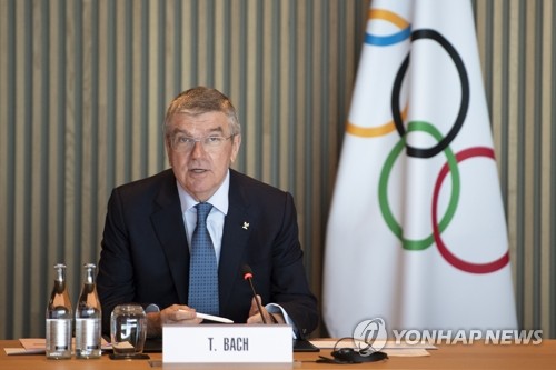 IOC 집행위원회에서 발언하는 바흐 위원장
