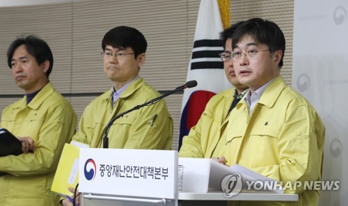 발언하는 윤태호 방역총괄반장