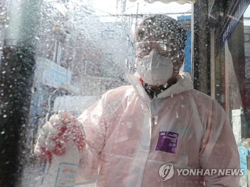 방역작업 벌이는 상인