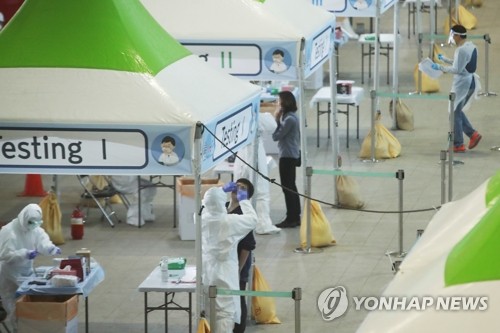 런던발 입국 외국인들, '워킹 스루' 진단 검사