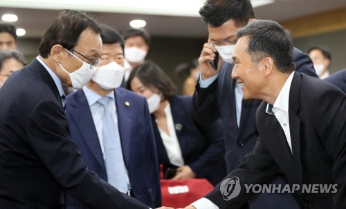 악수하는 이해찬과 김연명