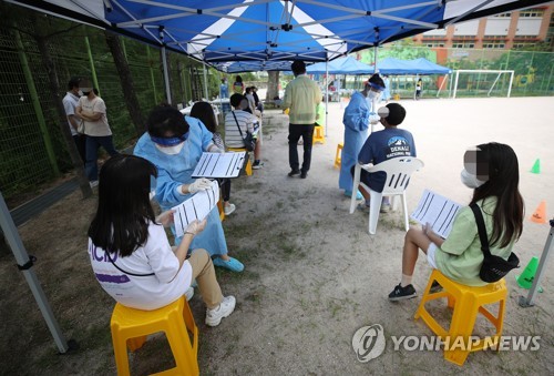 운동장에서 코로나19 검사