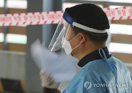 폭염 속 선별진료소 '종이로 부채질'