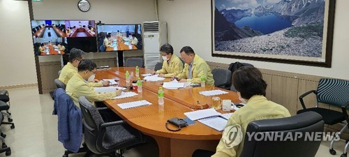 정은경 본부장과 화상 회의 하는 유은혜 부총리