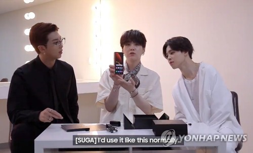 갤럭시Z폴드2 소개하는 BTS