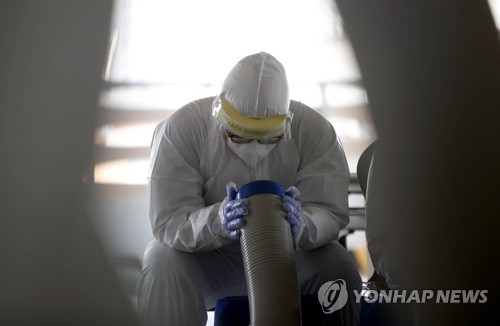 더위에 지친 선별진료소 의료진