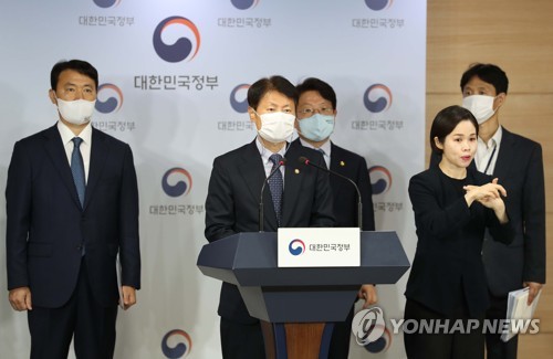 답변하는 김강립 차관