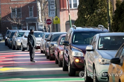 '무료 식료품' 배급 기다리는 미 시카고 성당 앞 차량들