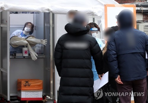 오늘도 분주한 의료진…코로나19 신규확진 첫 1천명대