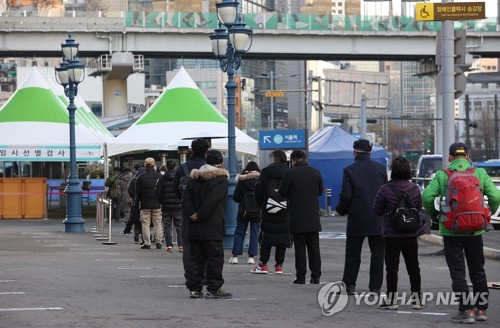 코로나 검사 기다리는 시민들