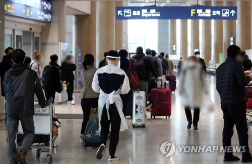 임시 격리시설로 향하는 해외 입국자들