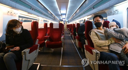 창측 좌석에 앉은 가족
