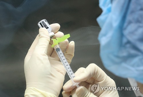 화이자 백신 접종 준비하는 의료진