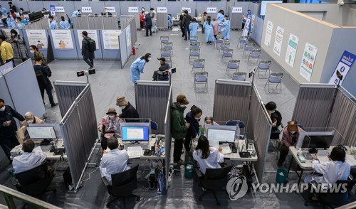 접종 전 예진 받는 어르신들