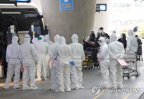 격리시설로 향하는 인도 교민들