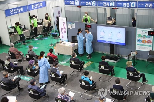 백신 접종 후 이상반응 모니터링하는 시민들