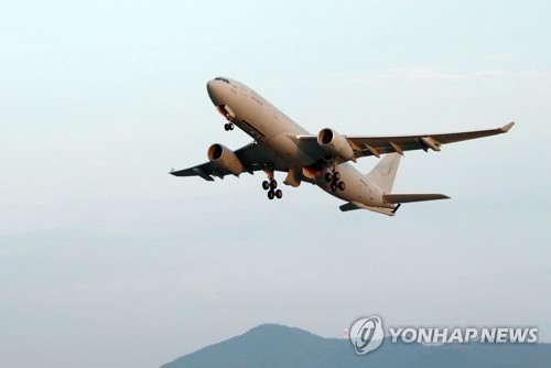 얀센 백신 수송위해 미국 향하는 공중급유기